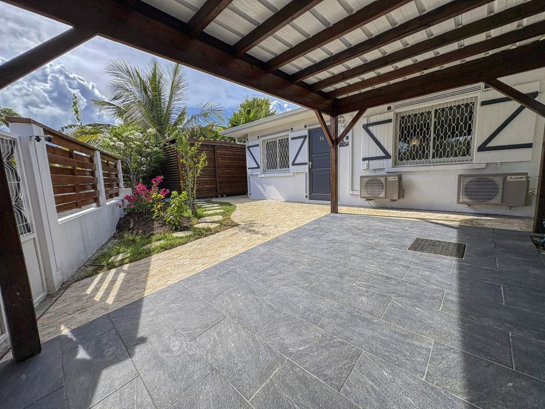 39.Location villa piscine vue mer Saint François Guadeloupe_ Parking couvert